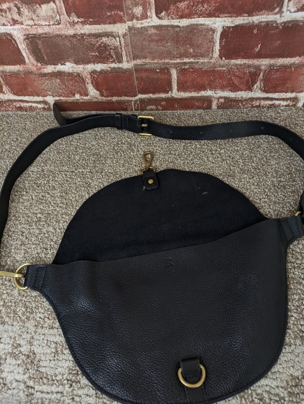 Banana Republic Crossbody Belt Bag Black Pebbled Leather Crescent Fanny Pack - Picture 6 of 9